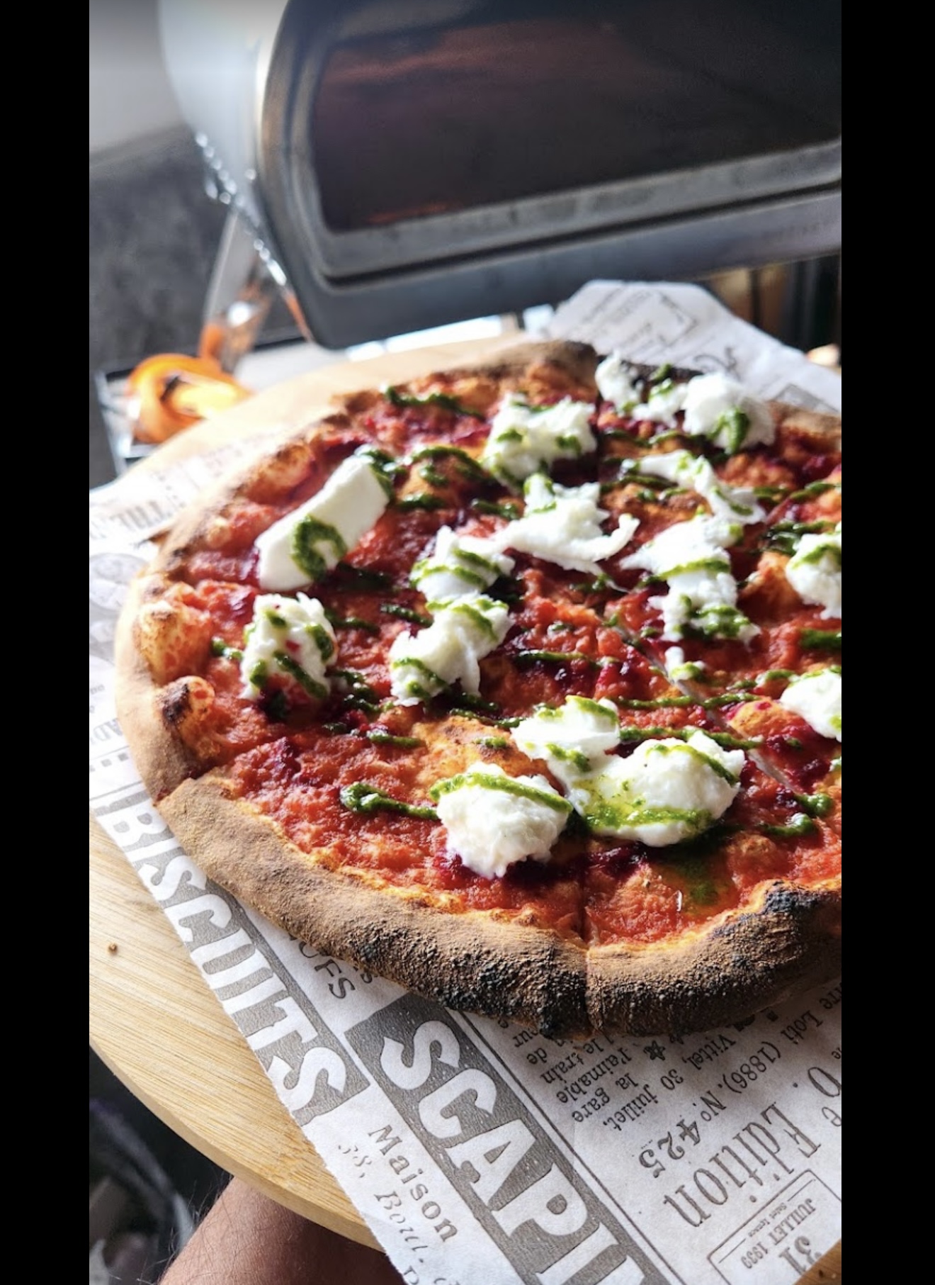 פיצה ברוטה עם פסטו, ישר מטאבון העצים